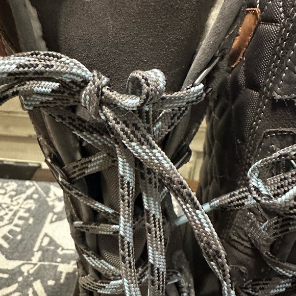 Clarks Snow Boots.  Worn Once.  size 9.5 Womens - Picture 3 of 6